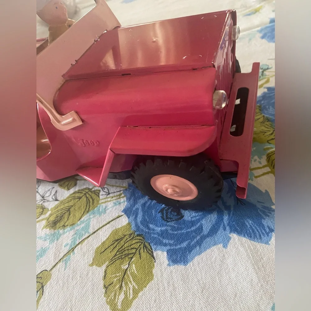 ‘60s Pink Metal Working Jeep